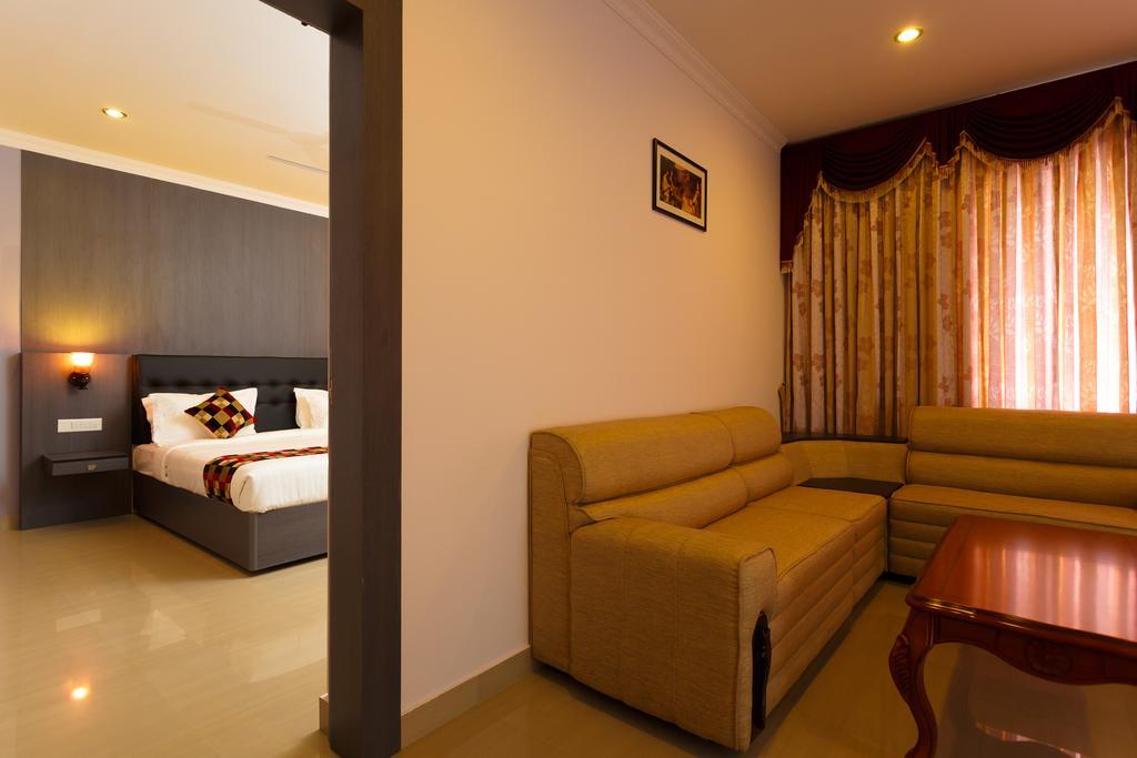 Hotel Gopalapuram International Поллачи Экстерьер фото